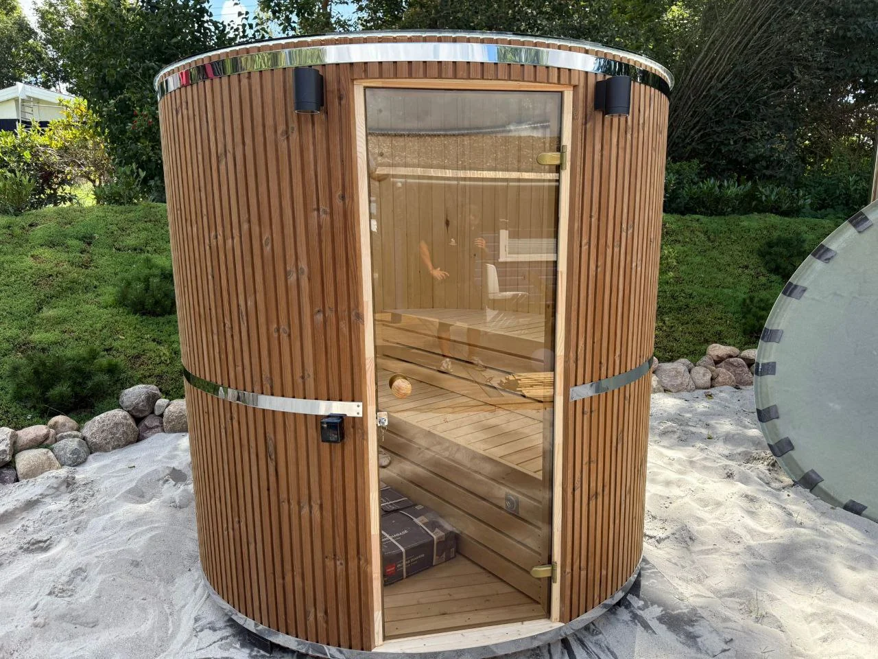 Sauna vertical dans un jardin