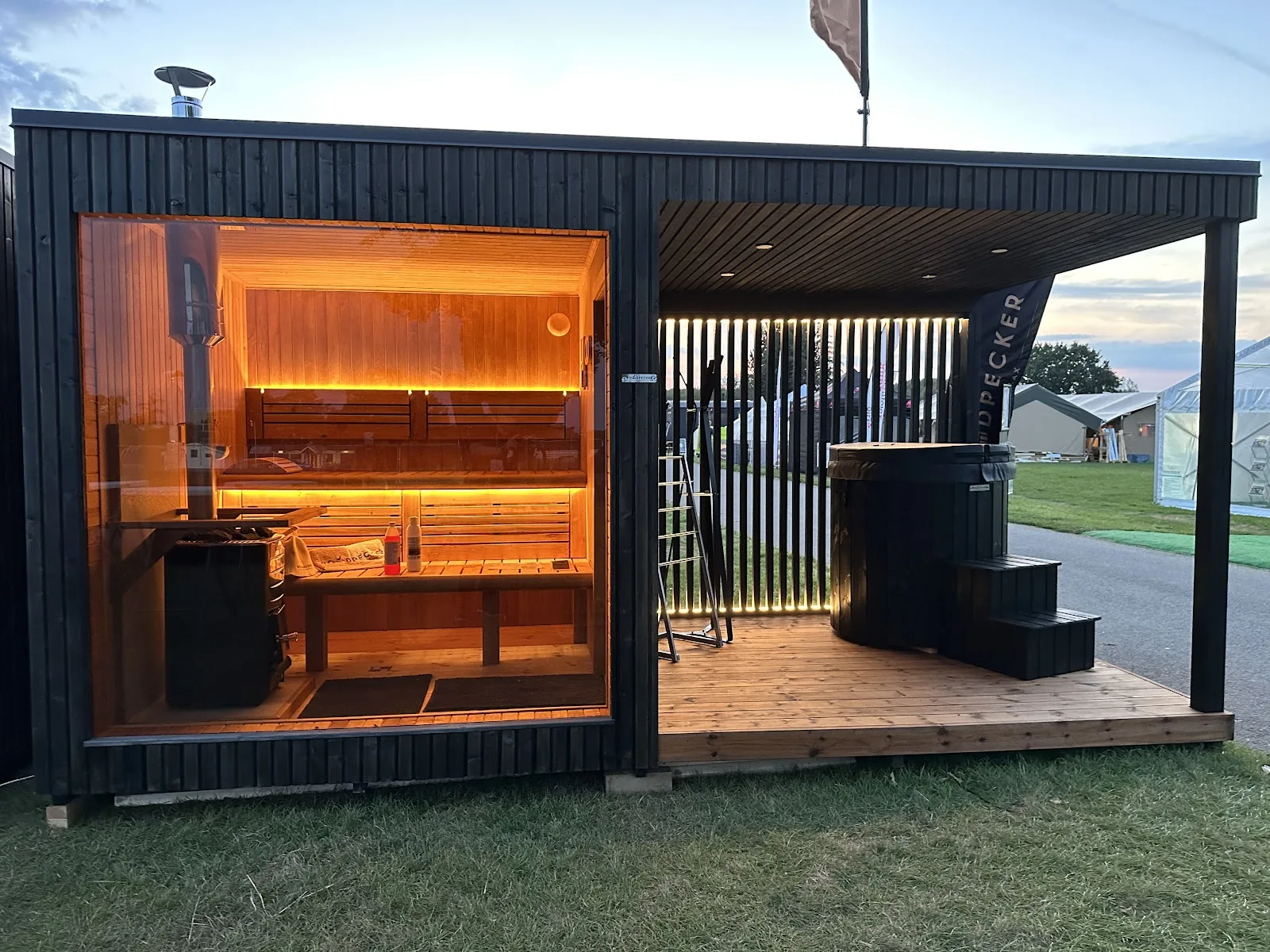 Sauna Donatello Midi avec terrasse ouverte, intérieur éclairé