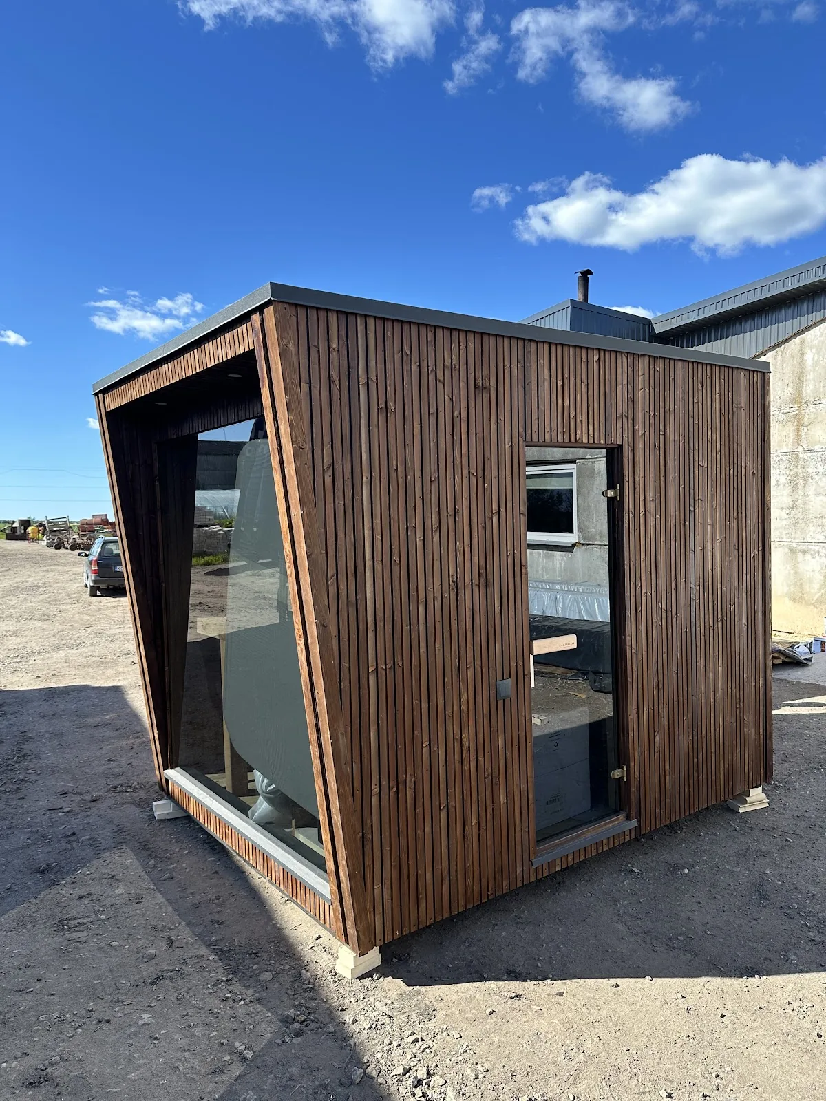 Sauna Oslo à bardage bois, vu de trois quarts