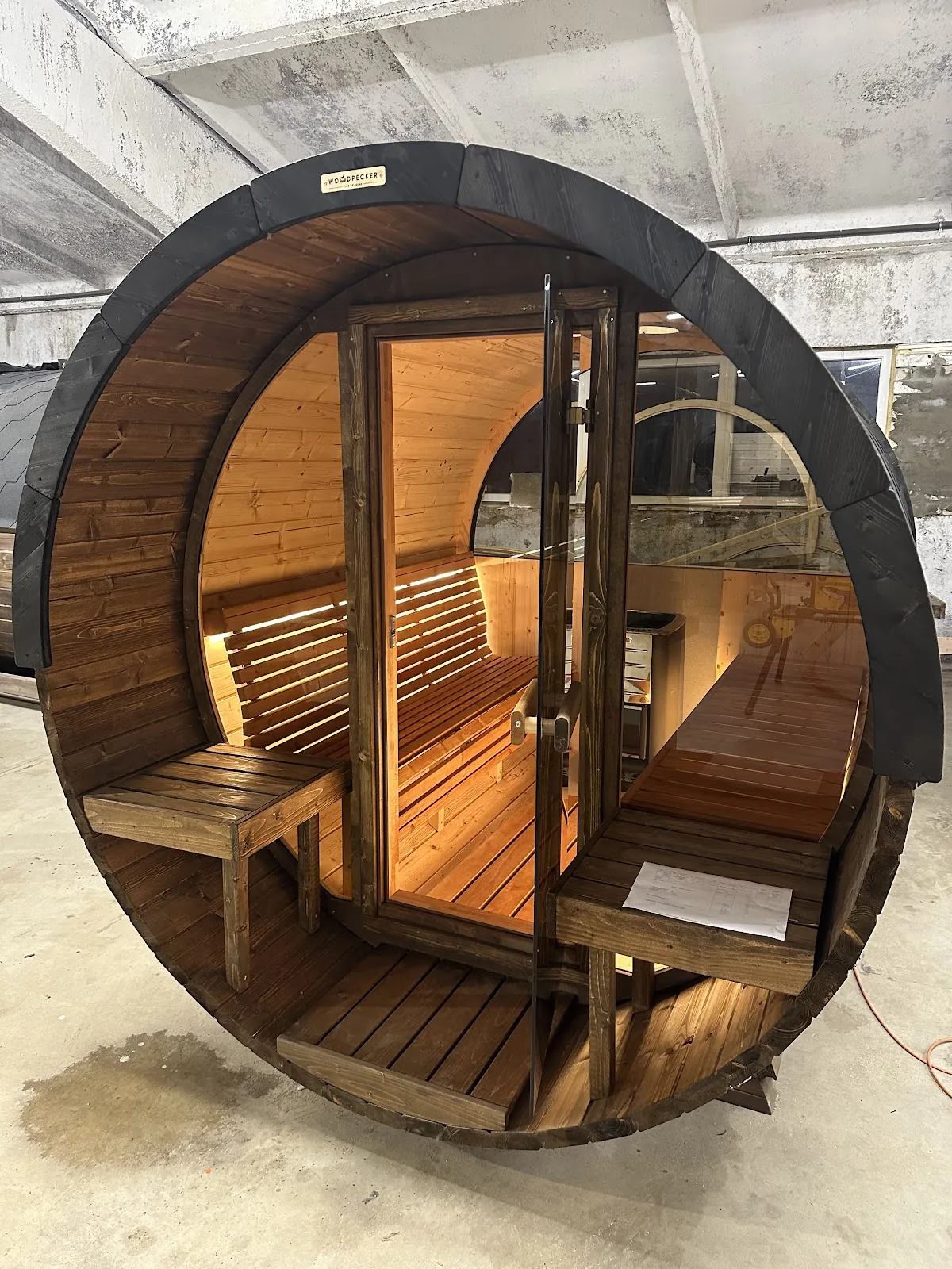 Sauna tonneau avec auvent de terrasse, intérieur en bois éclairé