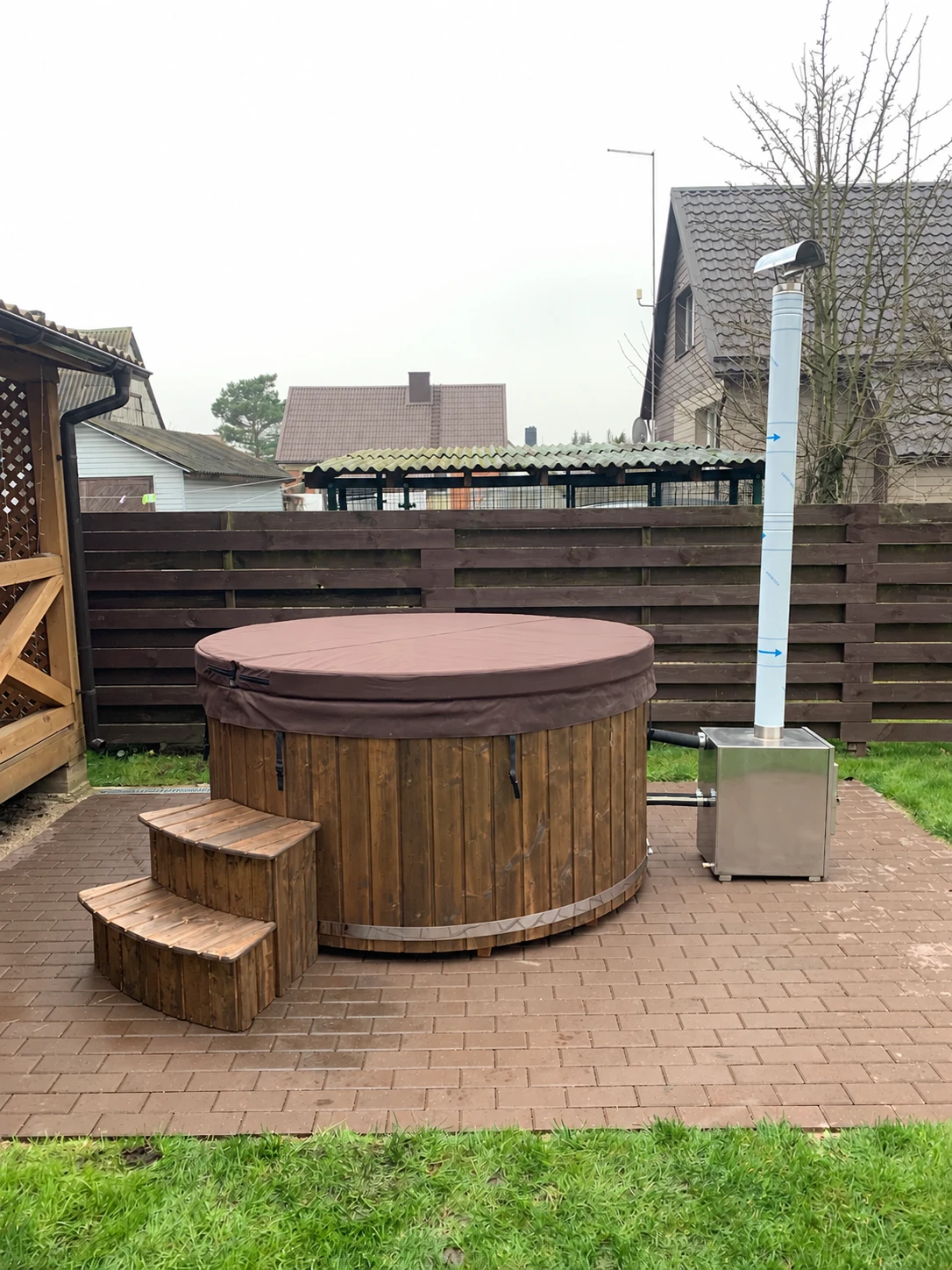 Bain nordique Prime Deep installé dans un jardin, avec marches